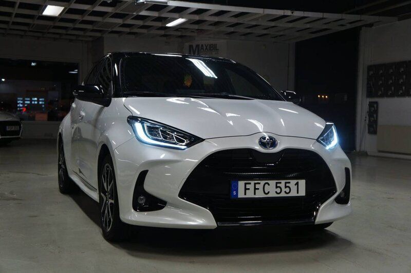 Vit Begagnad 2021 Toyota Yaris Hybrid Style Halvkombi | 239 900 kr (Marknadspris) - Bild 1/4