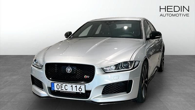 Grå (grey) Begagnad 2016 Jaguar XE S Sedan | 239 900 kr (Marknadspris) - Bild 1/4