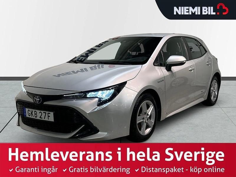 Silver Begagnad 2021 Toyota Corolla Hybrid Active Halvkombi | 229 900 kr (Marknadspris) - Bild 1/3