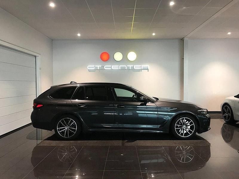 Grå Begagnad 2020 BMW 530e M Sport Kombi | 359 000 kr (Lite dyr) - Bild 1/4