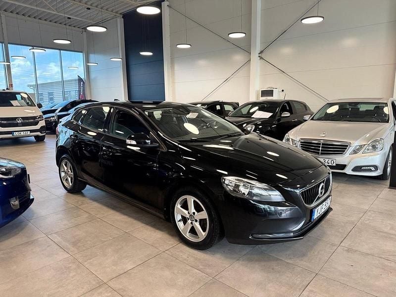 Svart Begagnad 2017 Volvo V40 Kinetic Kombi | 159 900 kr (Marknadspris) - Bild 1/4