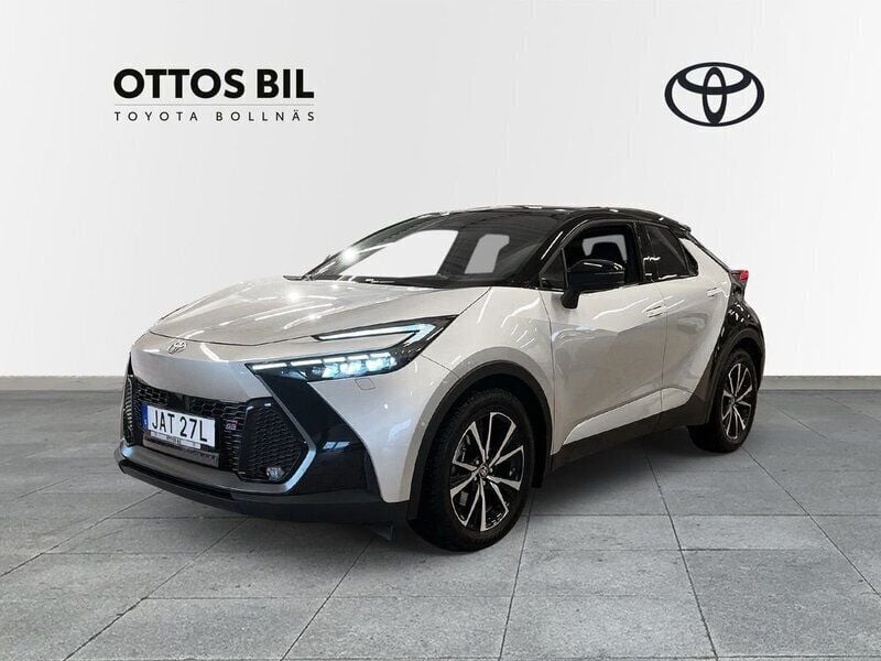 Tvåtonslack 1j6/202 (2mr) Begagnad 2024 Toyota C-HR Sport SUV | 469 000 kr (Marknadspris) - Bild 1/4
