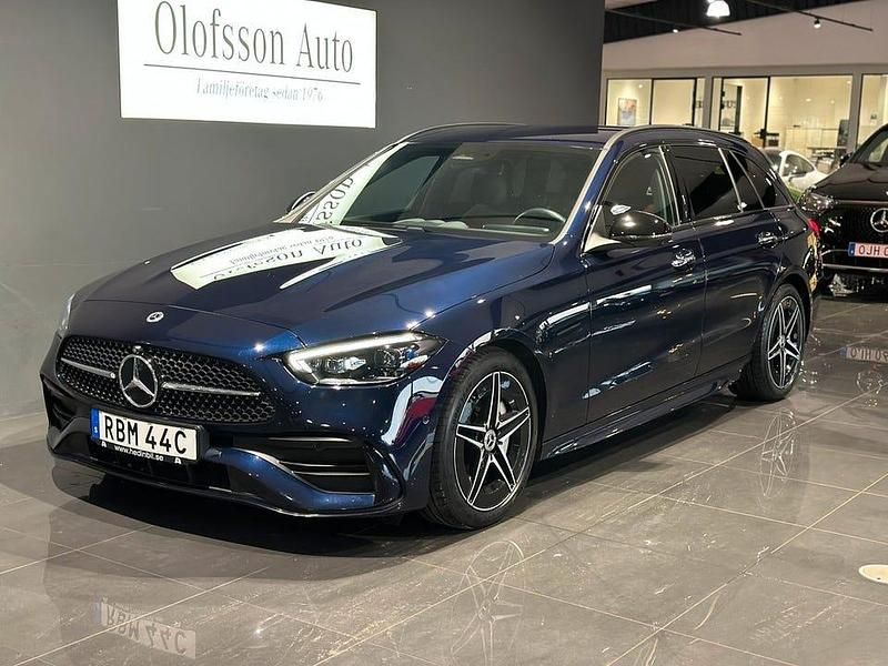 Mörkblå Begagnad 2022 Mercedes C220 AMG Kombi | 419 000 kr (Marknadspris) - Bild 1/4