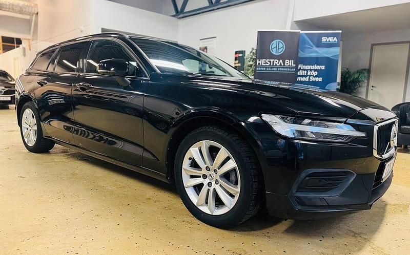 Svart Begagnad 2019 Volvo V60 Momentum Kombi | 219 900 kr (Marknadspris) - Bild 1/4