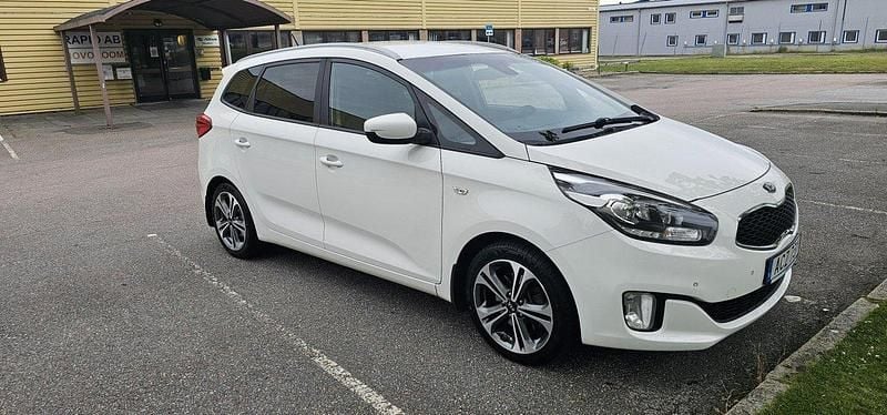 Vit Begagnad 2016 Kia Carens Minibuss | 83 000 kr (Bra pris) - Bild 1/4