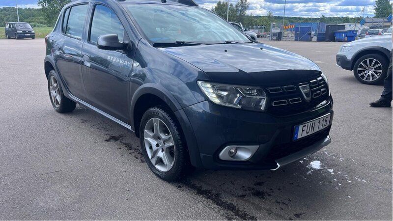Grå Begagnad 2017 Dacia Sandero Stepway Halvkombi | 65 000 kr (Marknadspris) - Bild 1/4