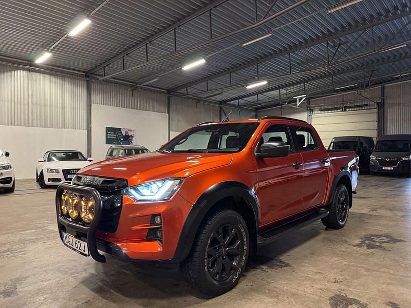 Orange Begagnad 2023 Isuzu D-Max Pickup | 549 900 kr (Marknadspris) - Bild 1/4