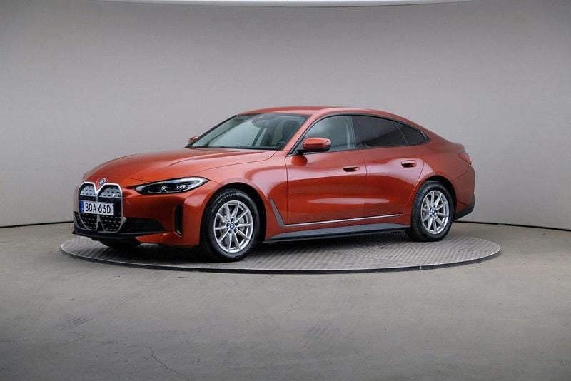 Orange Begagnad 2022 BMW i4 Sedan | 369 000 kr (Marknadspris) - Bild 1/4
