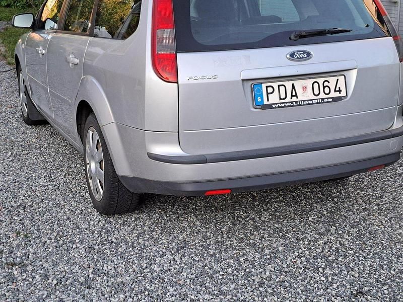 Silver Begagnad 2006 Ford Focus Kombi | 14 000 kr (Marknadspris) - Bild 1/4