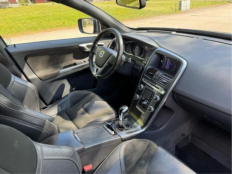 Begagnad Volvo XC60 R-Design 190 HK (139 kW) 2017 Grå SUV