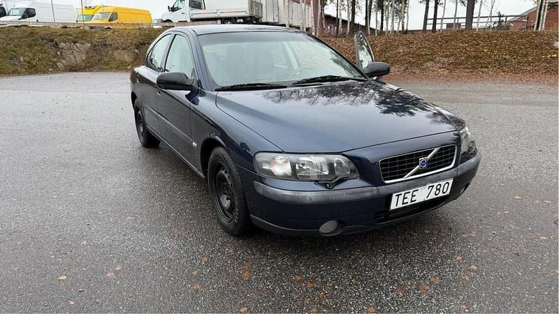 Blå Begagnad 2002 Volvo S60 Business Edition Sedan | 29 900 kr (Marknadspris) - Bild 1/4