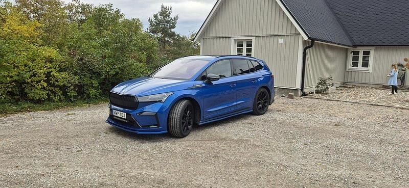 Blå Begagnad 2022 Skoda Enyaq iV SUV | 330 000 kr (Marknadspris) - Bild 1/3
