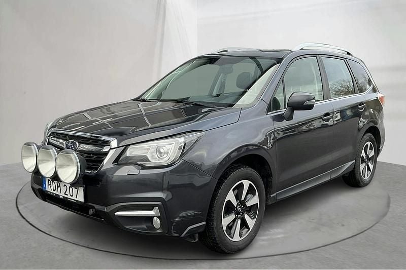 Mörkgrå Begagnad 2016 Subaru Forester SUV | 159 000 kr (Marknadspris) - Bild 1/4