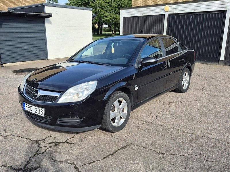 Svart Begagnad 2007 Opel Vectra GTS Halvkombi | 21 000 kr - Bild 1/4