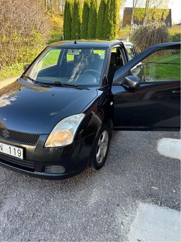 Svart Begagnad 2005 Suzuki Swift Halvkombi | 29 000 kr (Marknadspris) - Bild 1/4