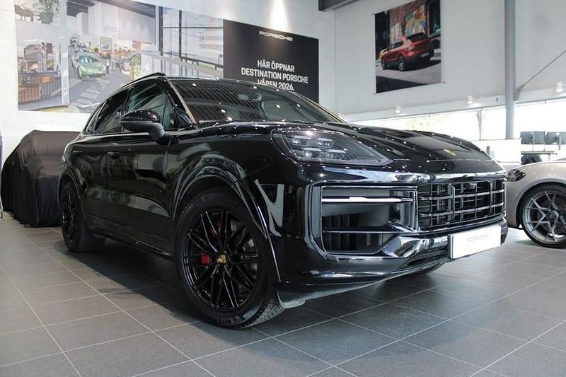 Svart Begagnad 2024 Porsche Cayenne S E-Hybrid SUV | 1 155 000 kr - Bild 1/4