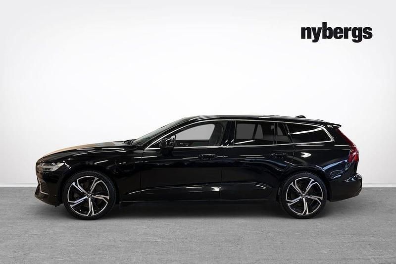 Begagnad Volvo V60 Core 355 HK (261 kW) 2023 Svart Kombi