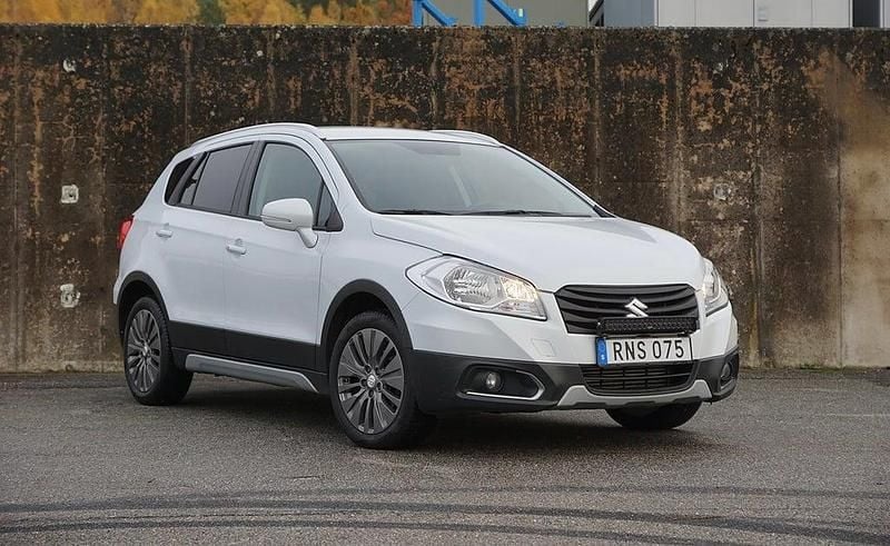 Vit Begagnad 2015 Suzuki SX4 Kombi | 105 000 kr - Bild 1/4
