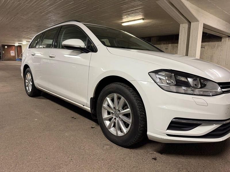 Vit Begagnad 2018 VW Golf VII Kombi | 112 000 kr (Bra pris) - Bild 1/4