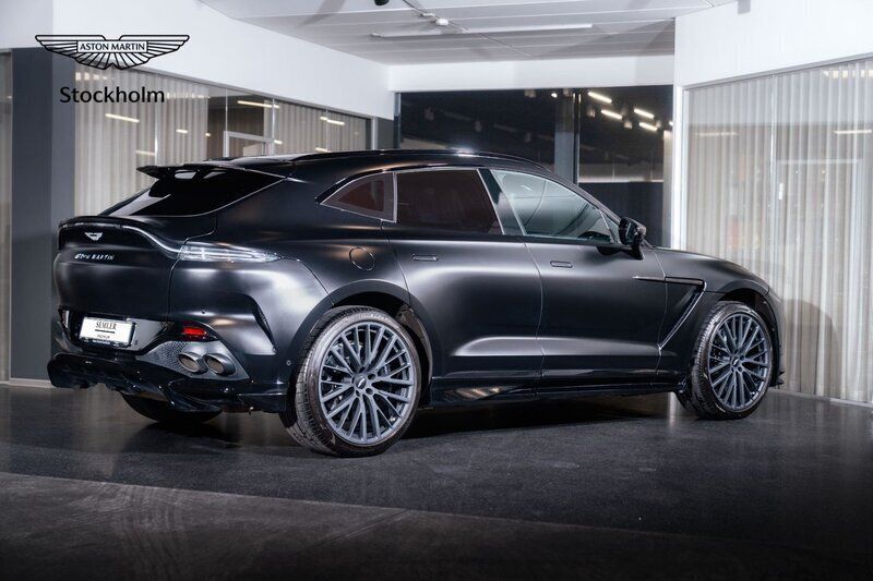Begagnad Aston Martin DBX 707 708 HK (520 kW) 2023 Svart (jet black satin) SUV