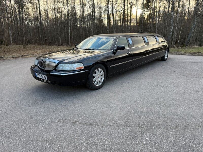 Svart Begagnad 2004 Lincoln Town Car Sedan | 169 800 kr - Bild 1/4
