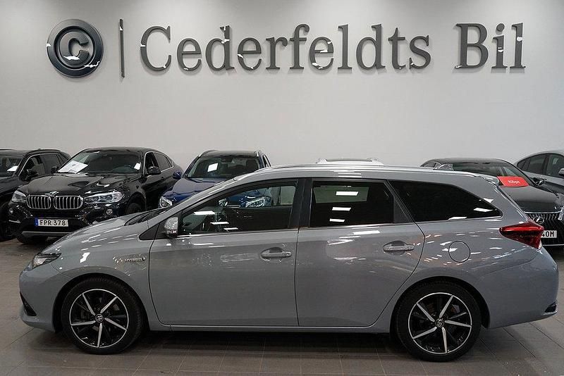 Grå Begagnad 2018 Toyota Auris Touring Sports Comfort Kombi | 159 900 kr (Marknadspris) - Bild 1/3