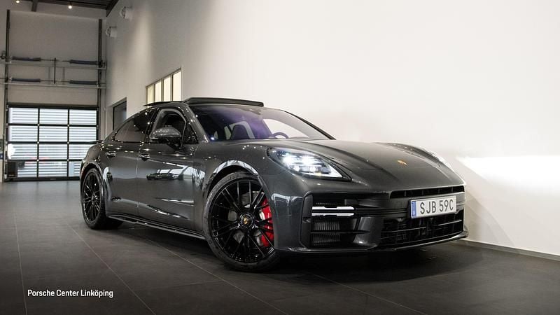 Grå Begagnad 2026 Porsche Panamera GTS Sedan | 1 895 000 kr - Bild 1/4