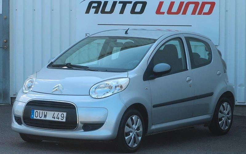 Silver (silvermetallic) Begagnad 2010 Citroën C1 Halvkombi | 27 000 kr (Marknadspris) - Bild 1/4