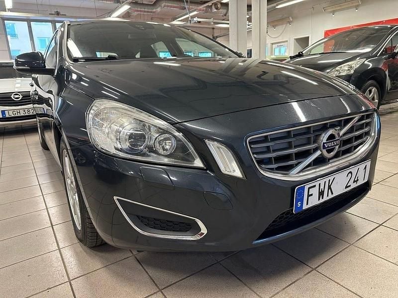 Grå Begagnad 2012 Volvo V60 Momentum Kombi | 69 900 kr (Bra pris) - Bild 1/4