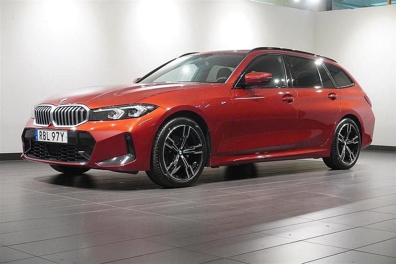 Röd Begagnad 2024 BMW 320 M Sport Kombi | 488 800 kr (Dyr) - Bild 1/4