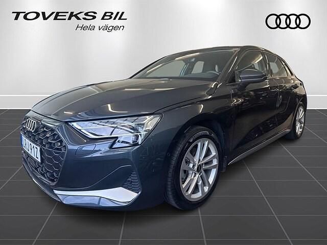 Manhattangrå metallic Begagnad 2024 Audi A3 Advanced Plus | 319 000 kr (Dyr) - Bild 1/4