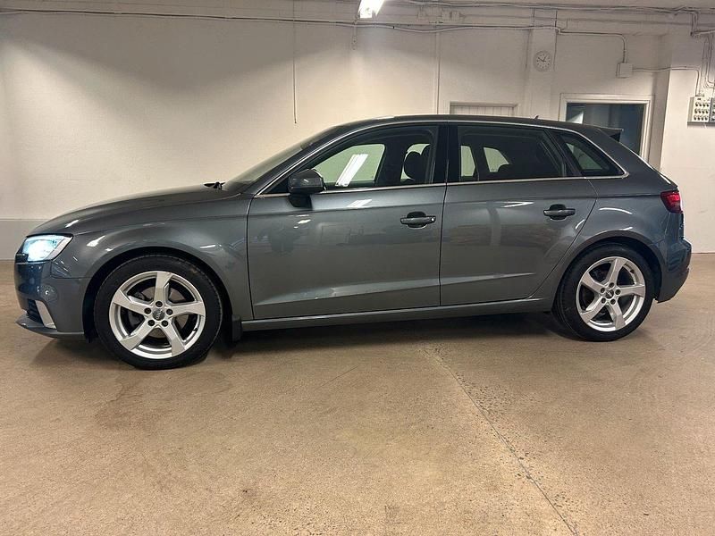 Grå Begagnad 2016 Audi A3 Sportback Sport Halvkombi | 149 900 kr (Marknadspris) - Bild 1/4