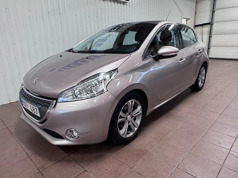 Begagnad Peugeot 208 95 HK (69 kW) 2012 Pink quartz Halvkombi