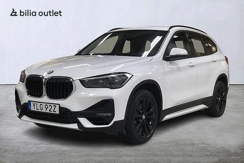 Vit Begagnad 2021 BMW X1 Sport Line SUV | 249 900 kr (Marknadspris) - Bild 1/3