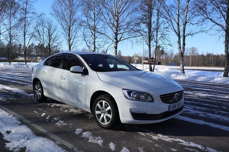 Begagnad Volvo S60 Kinetic 150 HK (110 kW) 2014 Vit Sedan