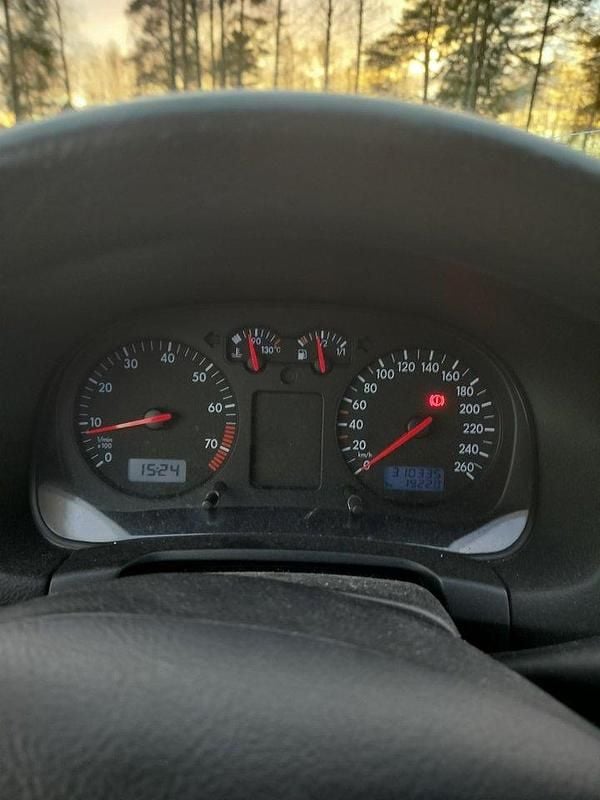 Brun Begagnad 2003 VW Golf IV Basis Halvkombi | 5 000 kr (Bra pris) - Bild 1/4