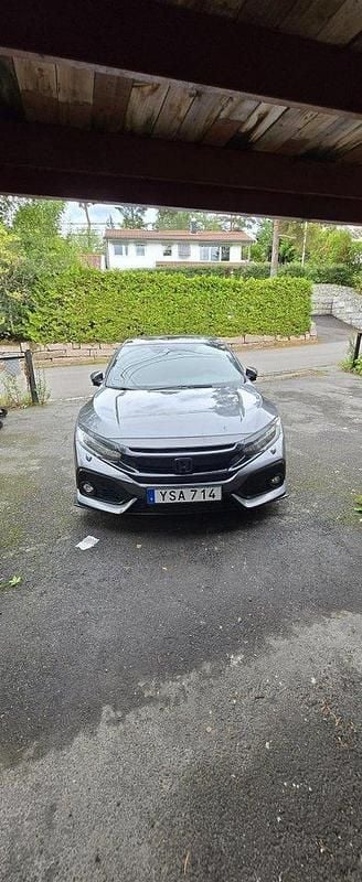 Grå Begagnad 2018 Honda Civic Halvkombi | 195 000 kr (Superpris) - Bild 1/4
