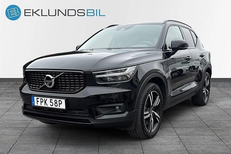 Svart Begagnad 2021 Volvo XC40 R-Design SUV | 324 900 kr (Marknadspris) - Bild 1/4