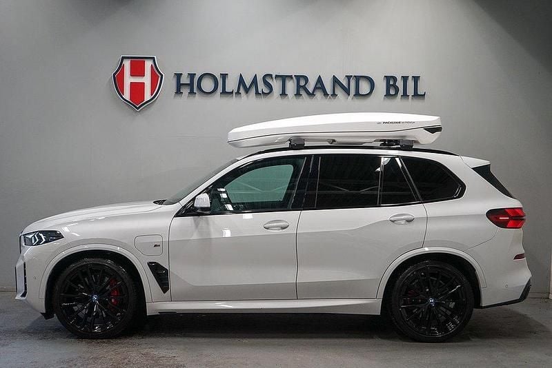 Vit Begagnad 2023 BMW X5 M Sport SUV | 949 900 kr (Marknadspris) - Bild 1/4
