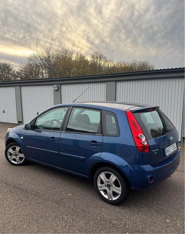 Blå Begagnad 2008 Ford Fiesta Halvkombi | 35 000 kr (Marknadspris) - Bild 1/4