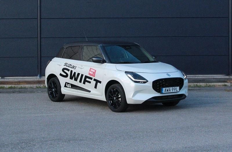 Vit Ny 2024 Suzuki Swift Halvkombi | 269 500 kr (Dyr) - Bild 1/4