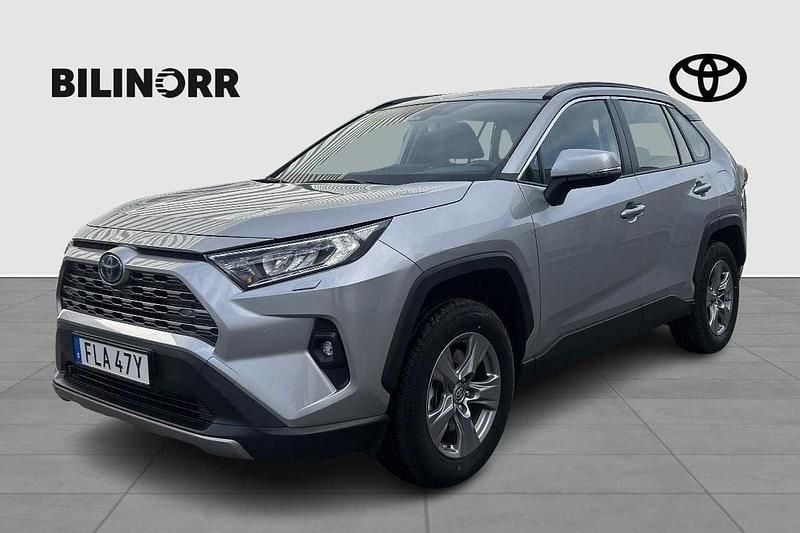 Silver Begagnad 2022 Toyota RAV4 Hybrid Active SUV | 359 900 kr (Marknadspris) - Bild 1/3