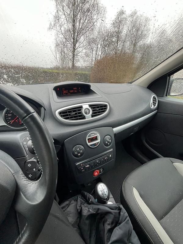 Begagnad Renault Clio R.S. 75 HK (55 kW) 2011 Halvkombi