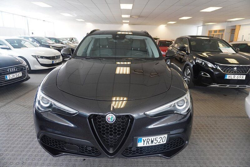 Svart Begagnad 2018 Alfa Romeo Stelvio SUV | 239 000 kr (Marknadspris) - Bild 1/4