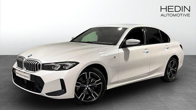 Vit Begagnad 2025 BMW 330 M Sport Sedan | 498 700 kr - Bild 1/4
