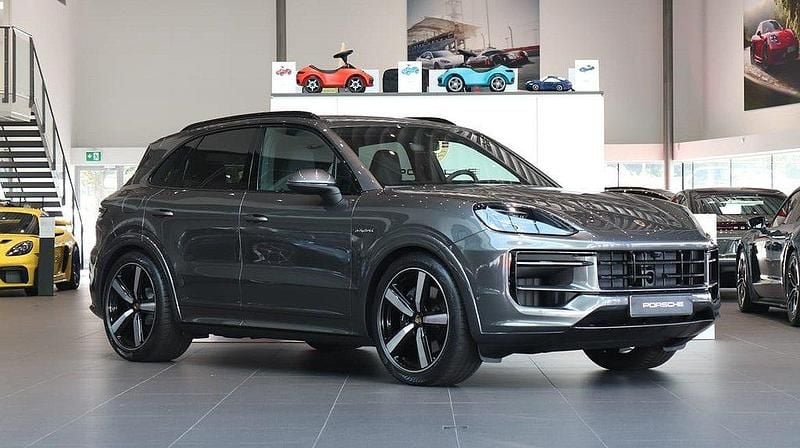Grå Ny 2025 Porsche Cayenne SUV | 1 497 100 kr (Bra pris) - Bild 1/4