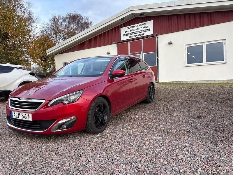 Ljusröd Begagnad 2016 Peugeot 308 Allure Kombi | 134 000 kr (Lite dyr) - Bild 1/4