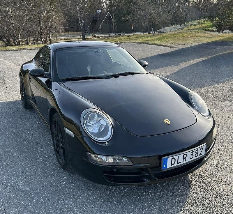 Svart Begagnad 2006 Porsche 911 Carrera S Sport Sportkupé | 510 000 kr (Marknadspris) - Bild 1/4
