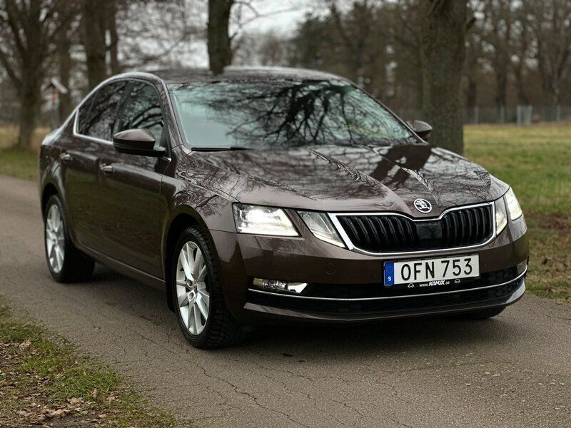 Mörkbrun (brun metallic ) Begagnad 2017 Skoda Octavia Business Line Halvkombi | 120 000 kr (Marknadspris) - Bild 1/4