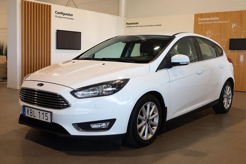 Vit Begagnad 2015 Ford Focus Titanium Halvkombi | 74 900 kr (Marknadspris) - Bild 1/3